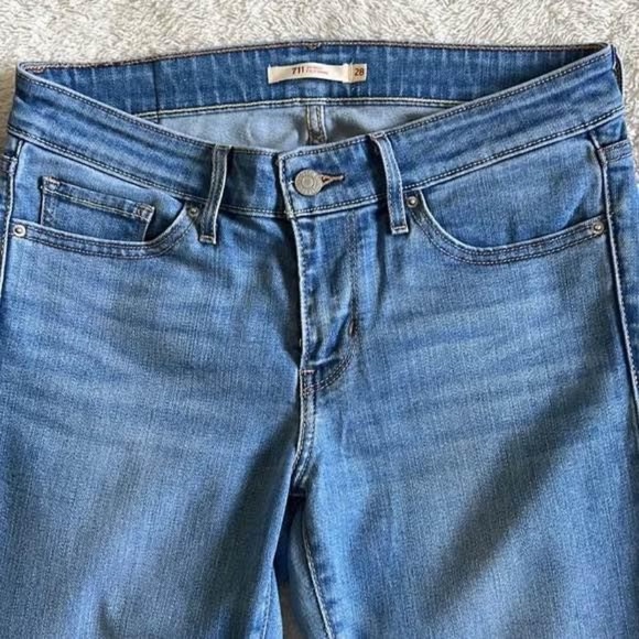 Levi’s women’s skinny jeans - size 27, inseam 30 - Picture 2 of 3